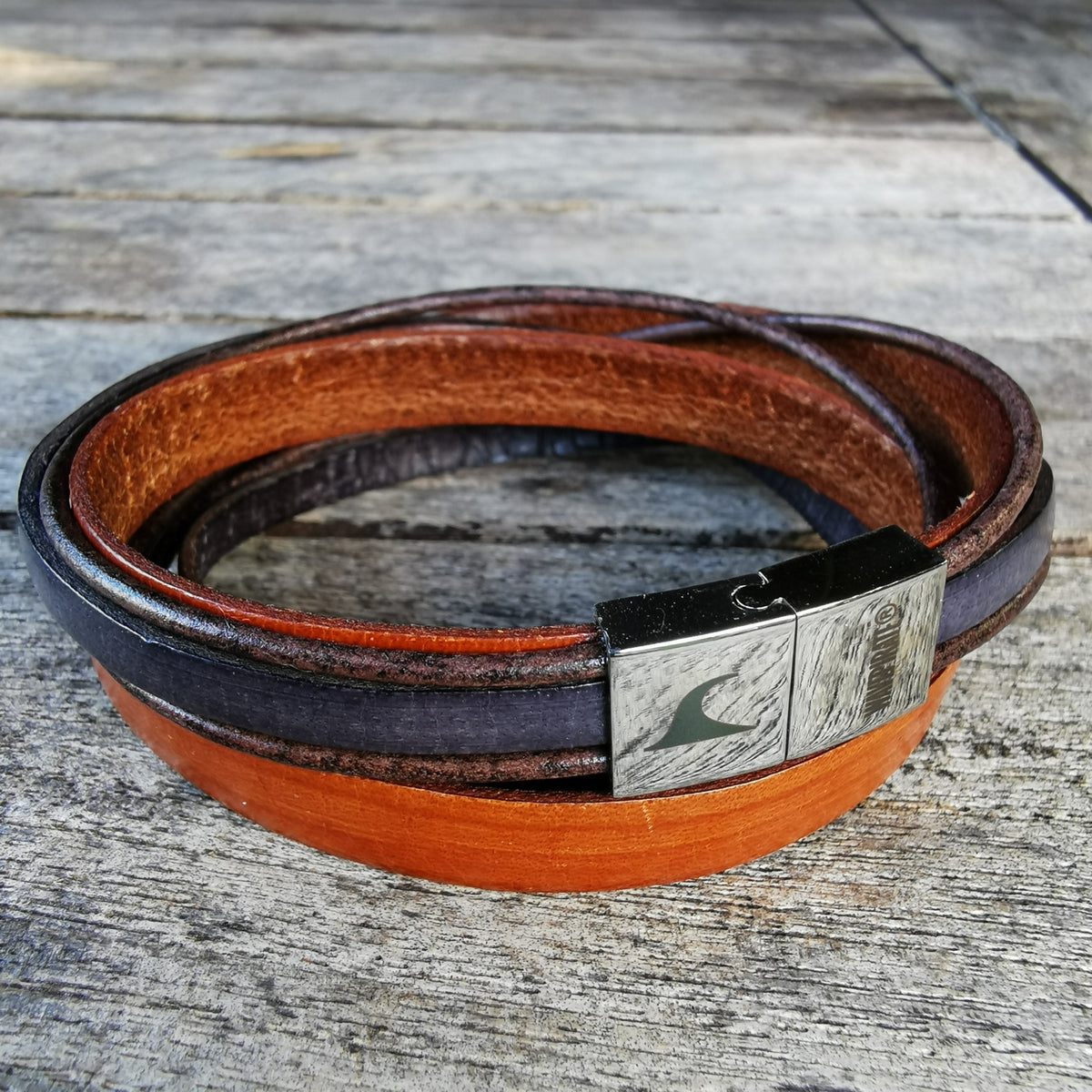 Lederarmband-Herren-Rockstar-cognac-grau-flach-Edelstahlverschluss-detail-wavepirate-shop-1