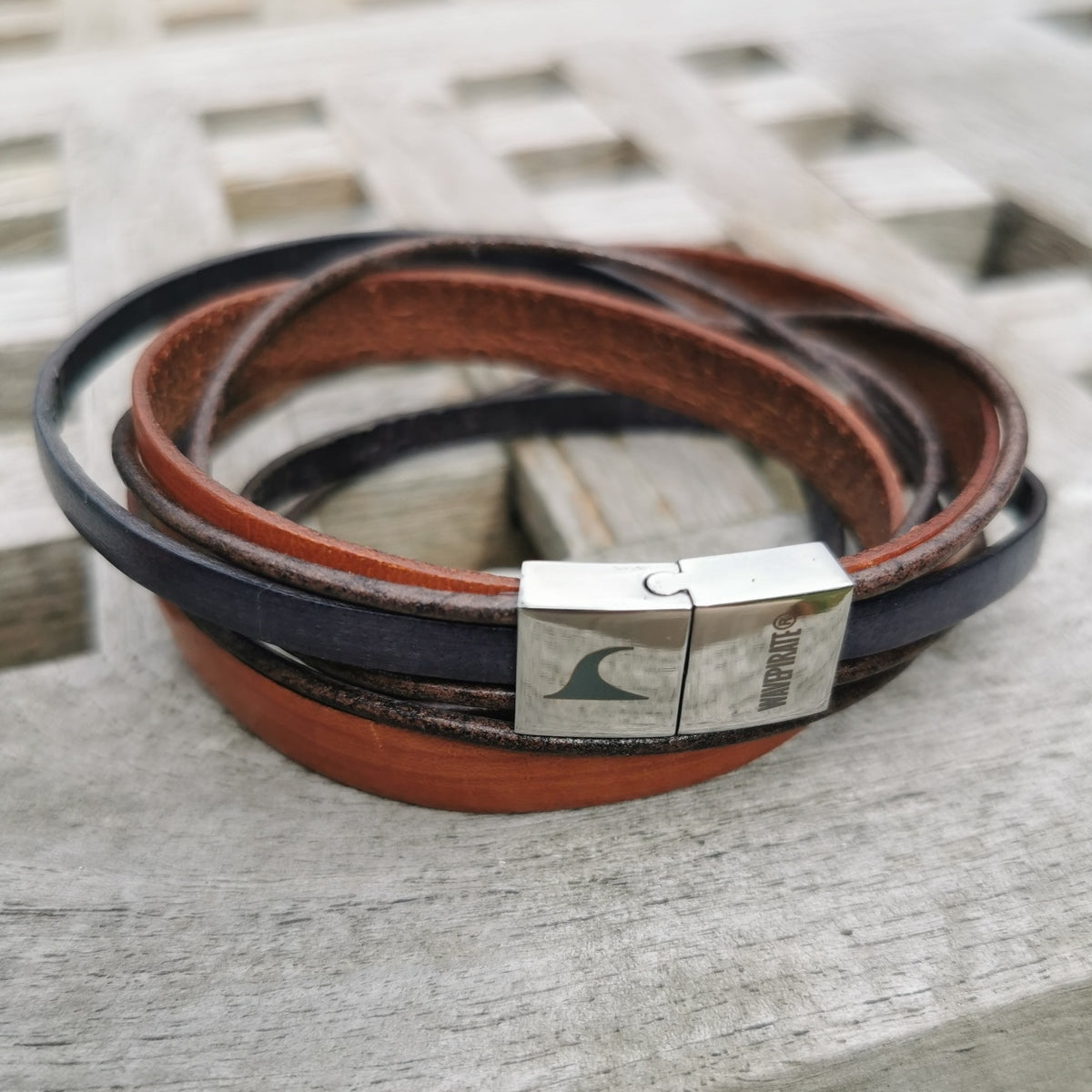 Lederarmband-Herren-Rockstar-cognac-grau-flach-Edelstahlverschluss-detail-wavepirate-shop