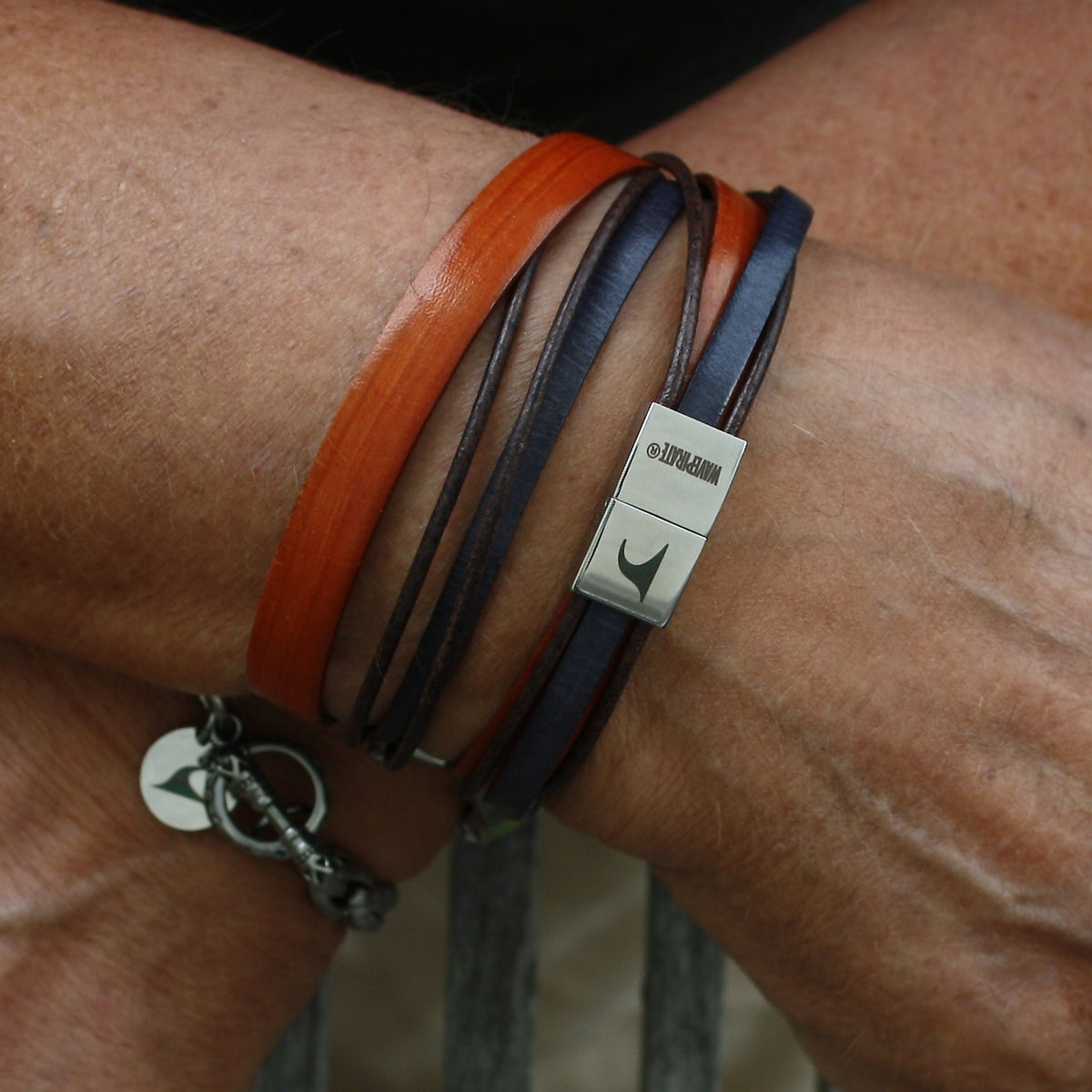 Lederarmband-Herren-Rockstar-cognac-grau-flach-Edelstahlverschluss-getragen-wavepirate-shop