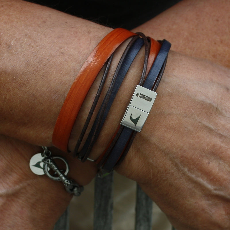 Lederarmband-Herren-Rockstar-cognac-grau-flach-Edelstahlverschluss-getragen-wavepirate-shop