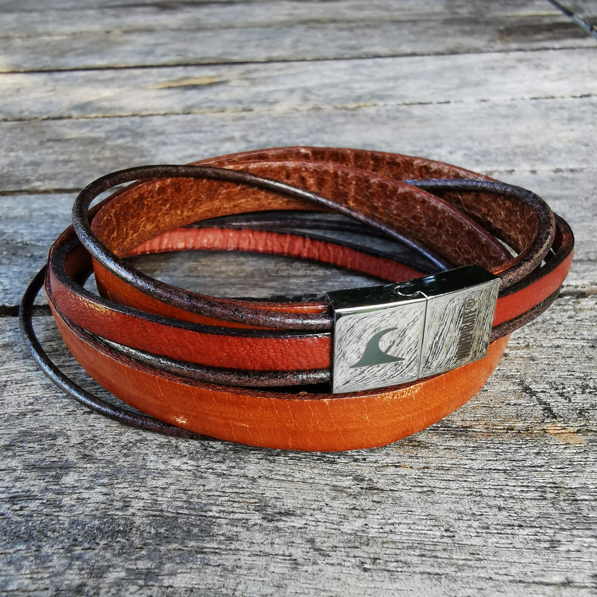 Lederarmband-Herren-Rockstar-cognac-mahagoni-flach-Edelstahlverschluss-detail-wavepirate-shop