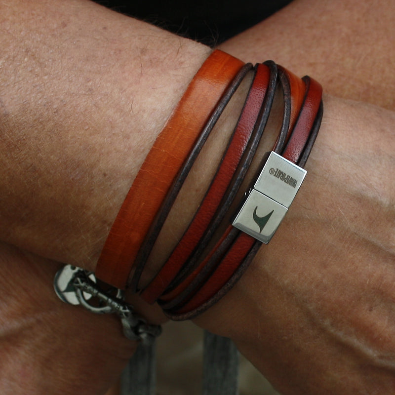 Lederarmband-Herren-Rockstar-cognac-mahagoni-flach-Edelstahlverschluss-getragen-wavepirate-shop