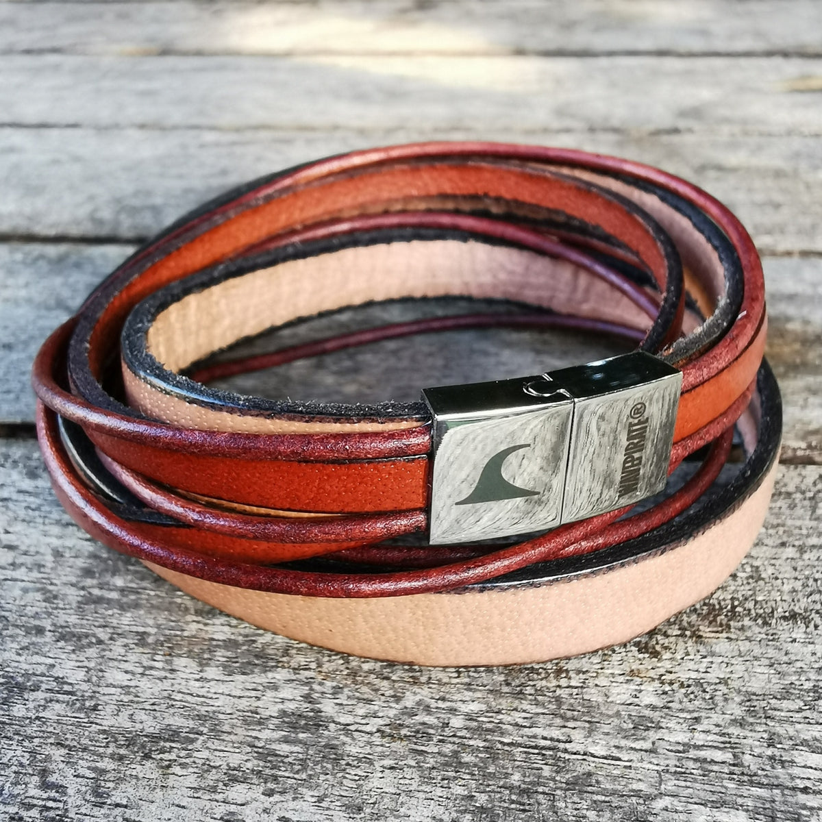 Lederarmband-Herren-Rockstar-creme-mahagoni-flach-Edelstahlverschluss-getragen-wavepirate-shop-1