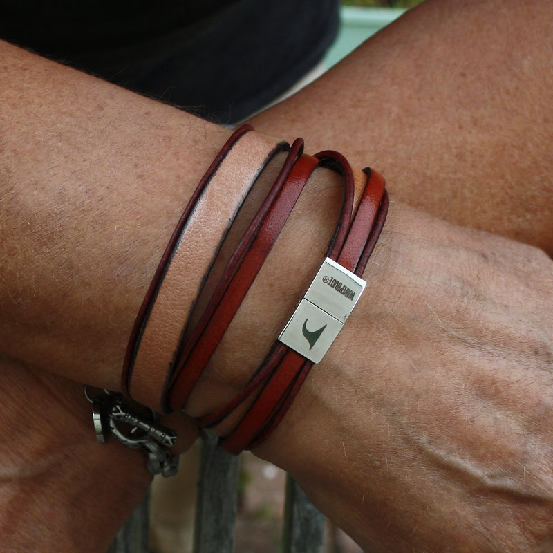 Lederarmband-Herren-Rockstar-creme-mahagoni-flach-Edelstahlverschluss-getragen-wavepirate-shop