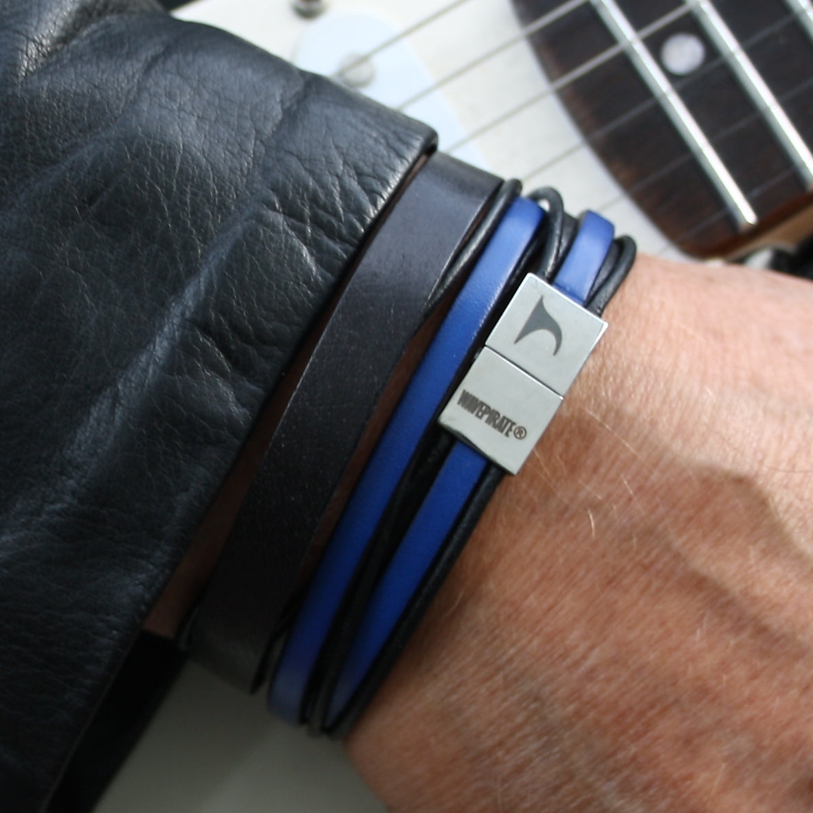 Lederarmband-Herren-Rockstar-schwarz-blau-flach-Edelstahlverschluss-getragen-wavepirate-shop-1
