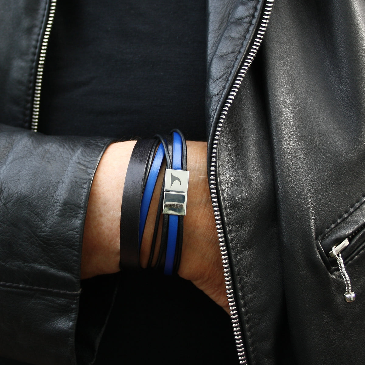 Lederarmband-Herren-Rockstar-schwarz-blau-flach-Edelstahlverschluss-getragen-wavepirate-shop