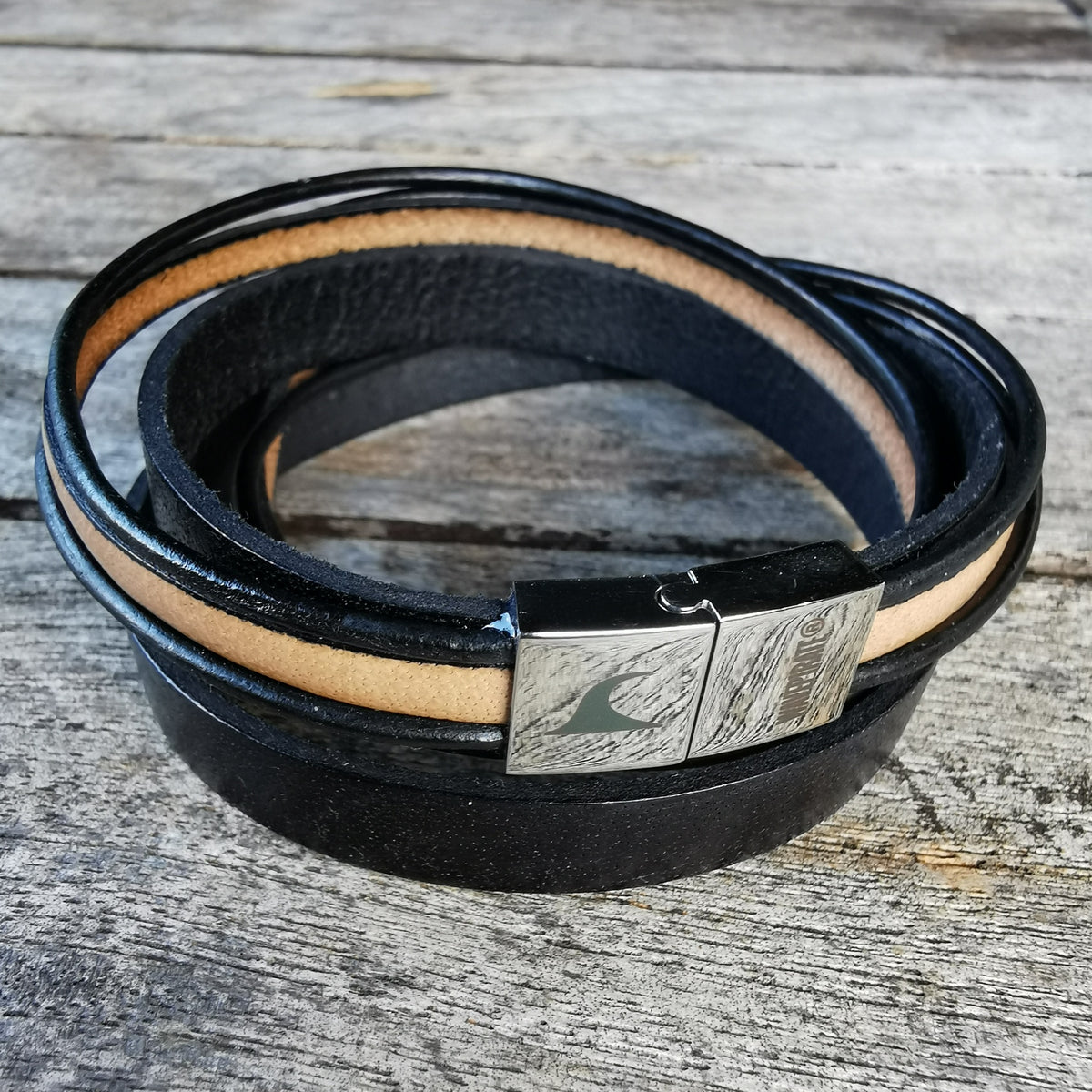 Lederarmband-Herren-Rockstar-schwarz-elfenbein-flach-Edelstahlverschluss-detail-wavepirate-shop