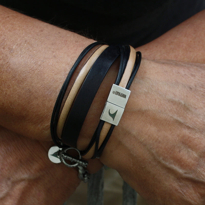 Lederarmband-Herren-Rockstar-schwarz-elfenbein-flach-Edelstahlverschluss-getragen-wavepirate-shop