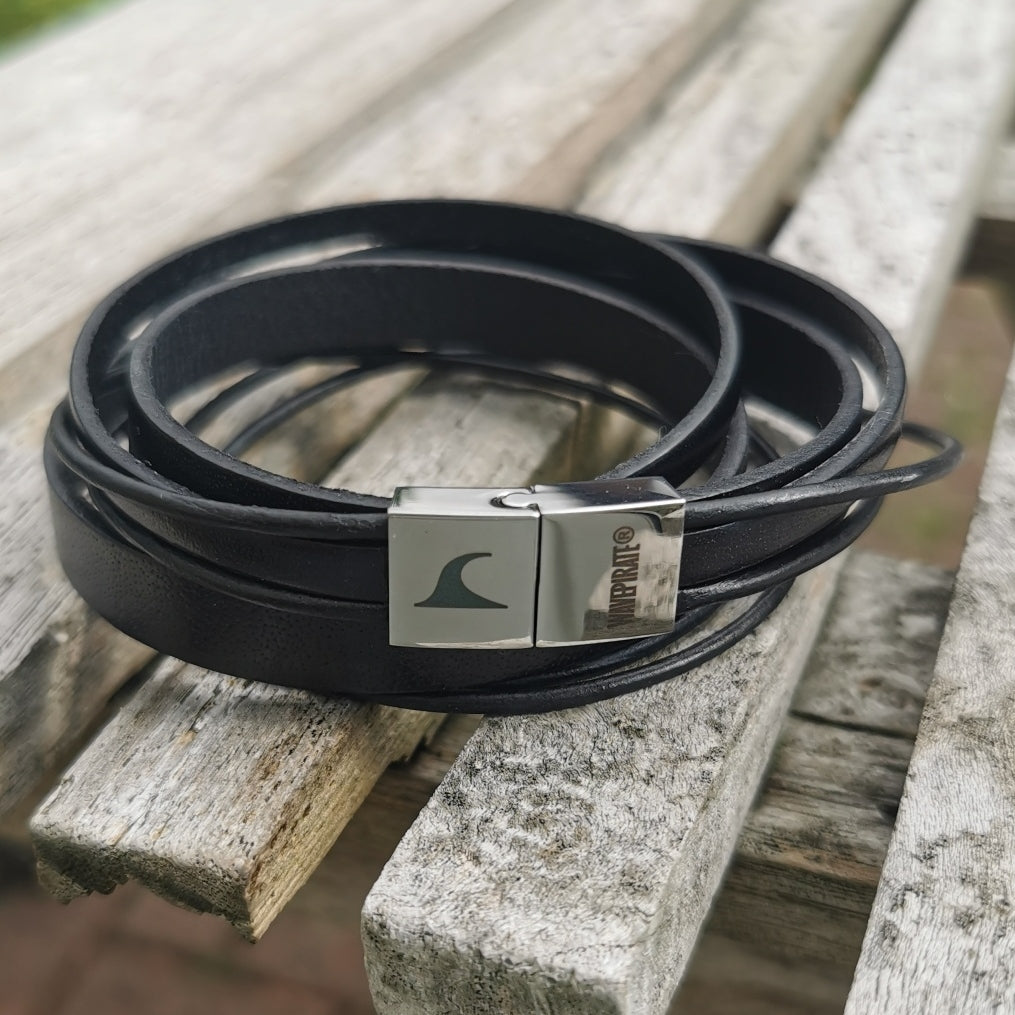 Lederarmband-Herren-Rockstar-schwarz-flach-Edelstahlverschluss-detail-wavepirate-shop-1