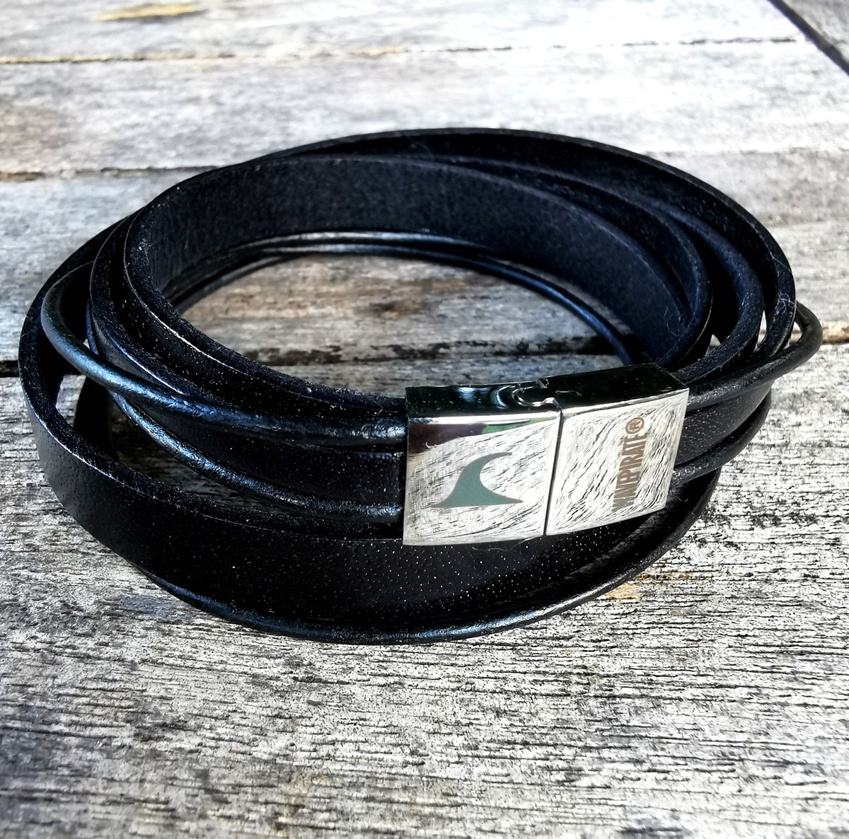 Lederarmband-Herren-Rockstar-schwarz-flach-Edelstahlverschluss-detail-wavepirate-shop