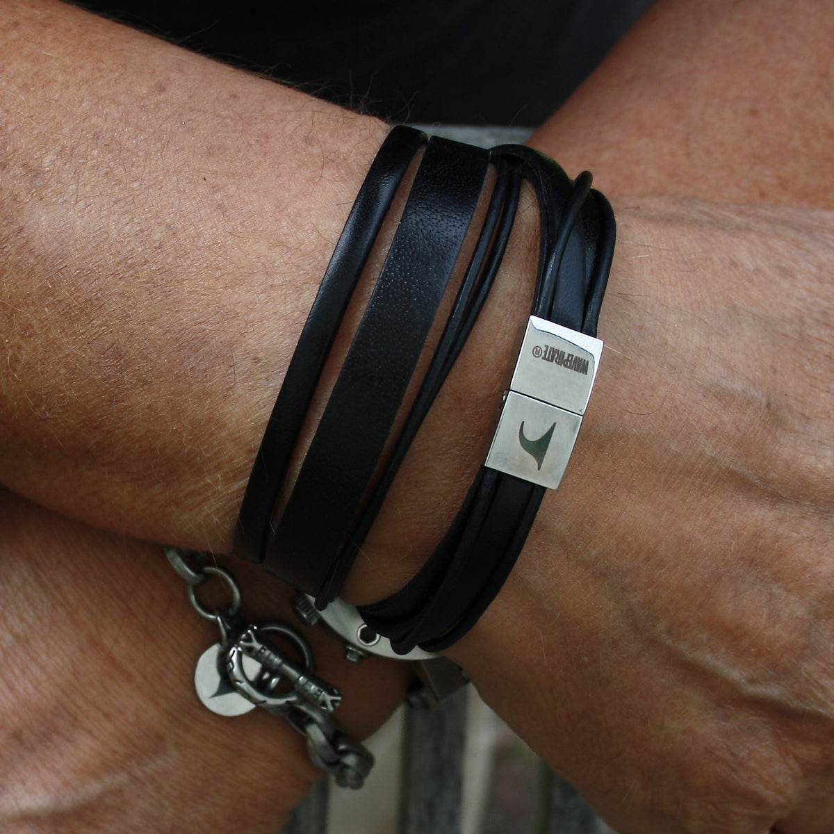 Lederarmband-Herren-Rockstar-schwarz-flach-Edelstahlverschluss-getragen-wavepirate-shop