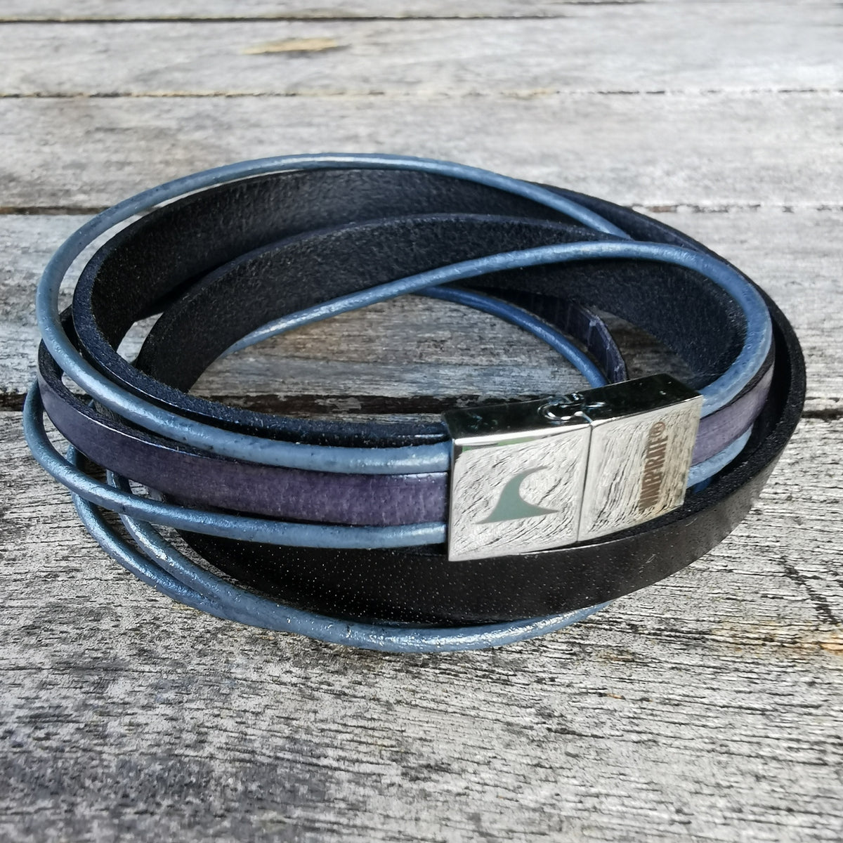 Lederarmband-Herren-Rockstar-schwarz-grau-flach-Edelstahlverschluss-detail-wavepirate-shop-1