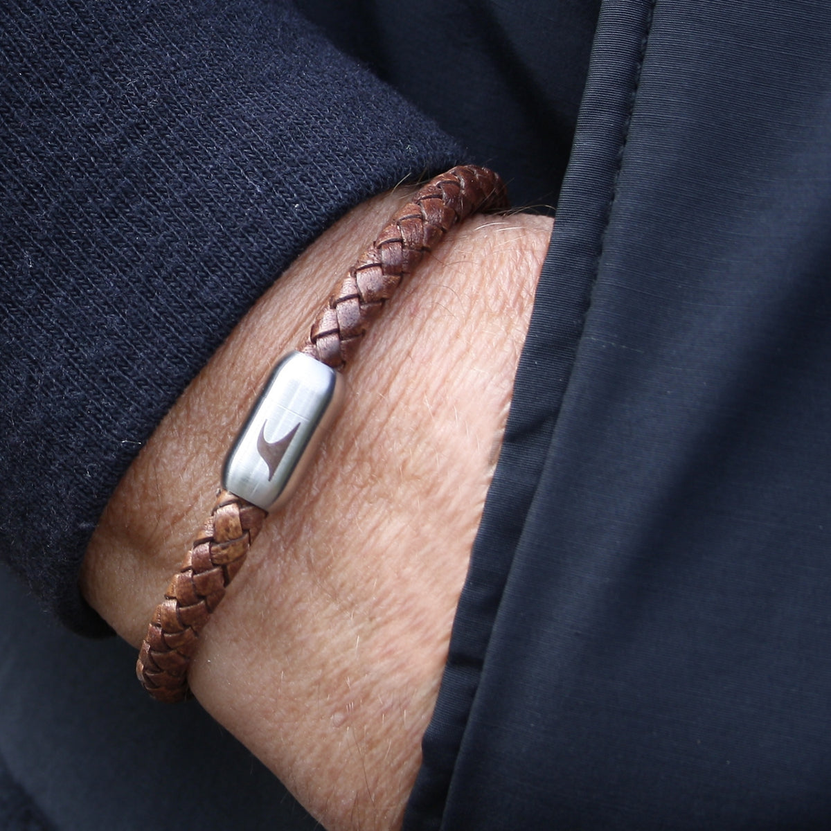 Lederarmband-Herren-cognac-steel-geflochten-Edelstahlverschluss-vorn-wavepirate-shop-f1