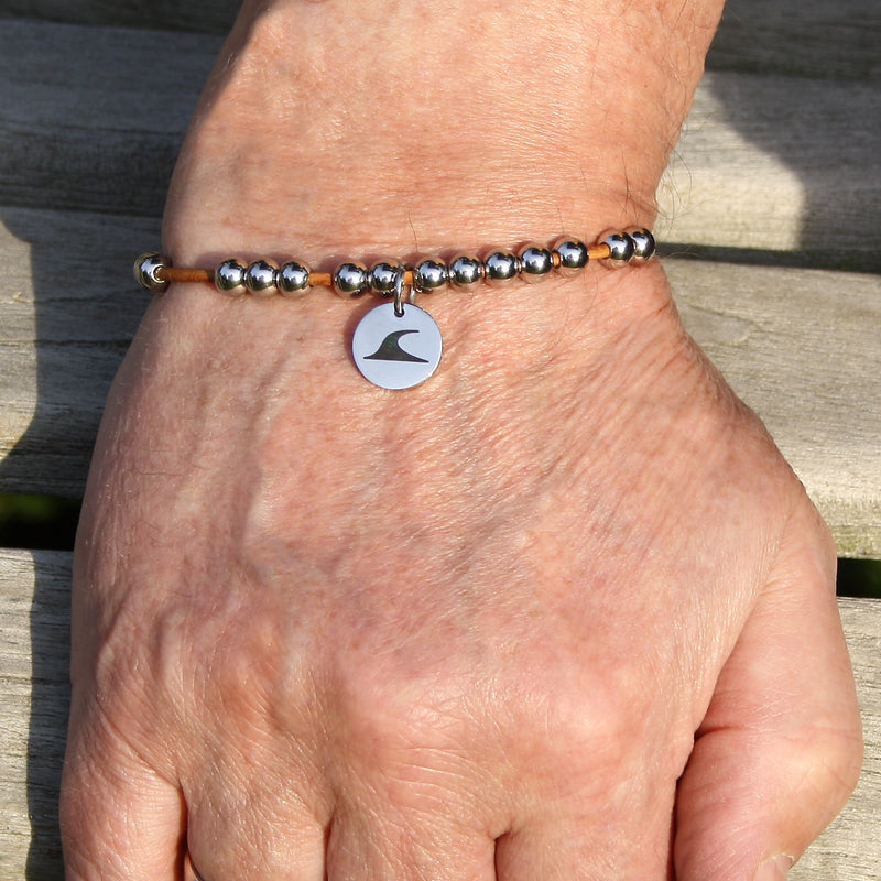 Lederarmband-Herren-damen-fusskette-aloha-cognac-Edelstahlverschluss-getragen-wavepirate-shop-z2