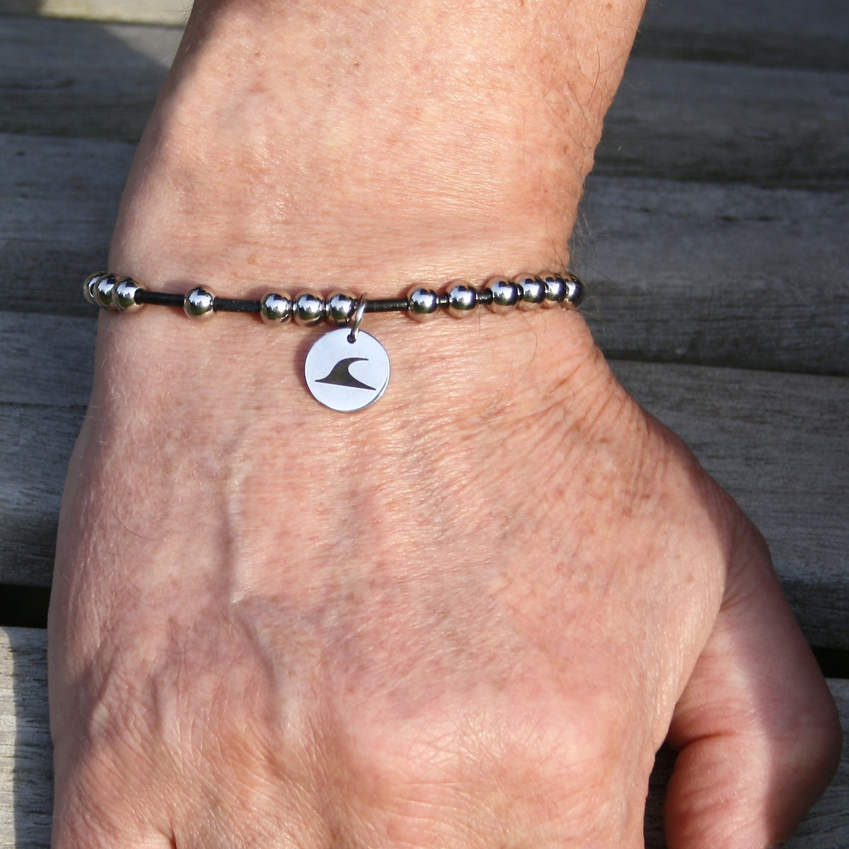 Lederarmband-Herren-damen-fusskette-aloha-dunkelbraun-Edelstahlverschluss-getragen-wavepirate-shop-z2