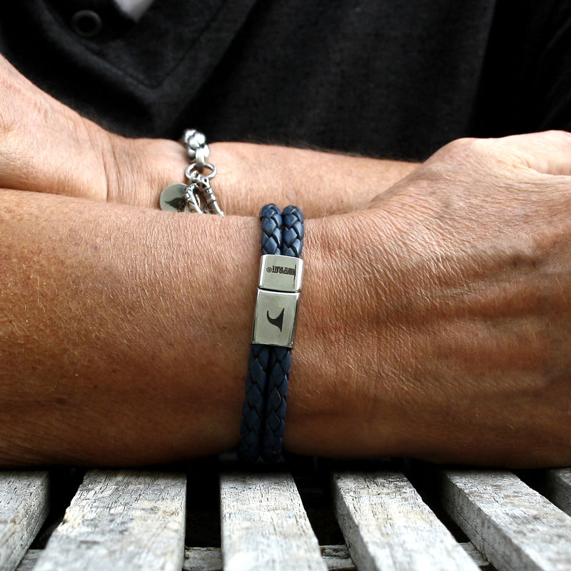 Herren-Leder-Armband-Tarifa-blau-geflochten-Edelstahlverschluss-getragen-wavepirate-shop-f