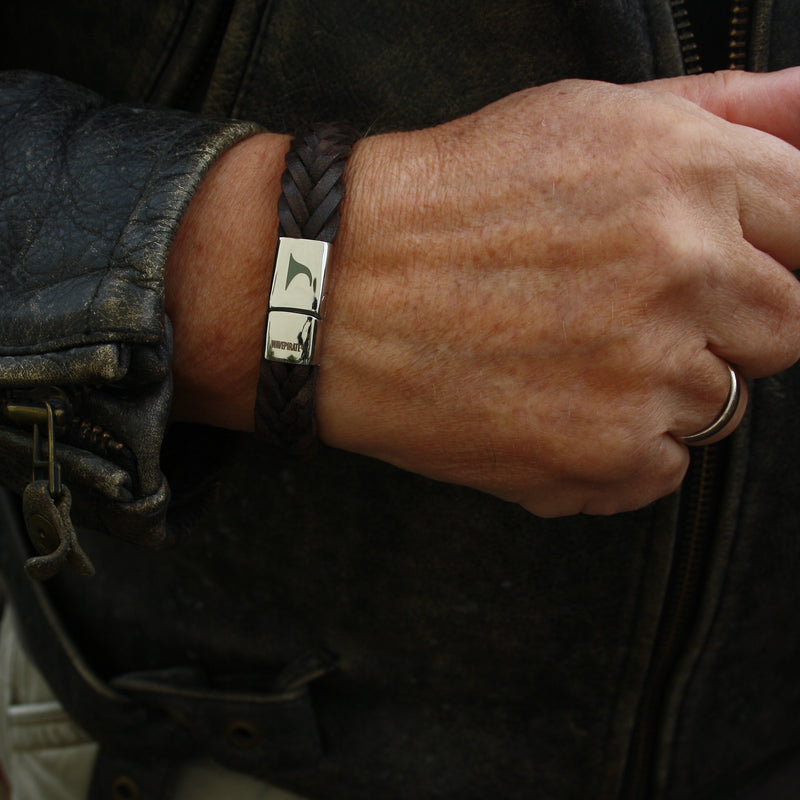 Herren-Leder-Armband-Tarifa-dunkelbraun-geflochten-flach-Edelstahlverschluss-getragen-wavepirate-shop-f15