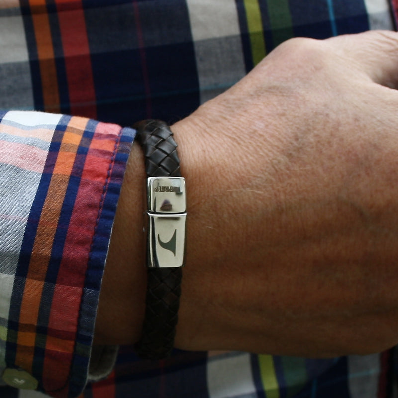 Herren-Leder-Armband-Tarifa-dunkelbraun-geflochten-oval-Edelstahlverschluss-getragen-wavepirate-shop-ov