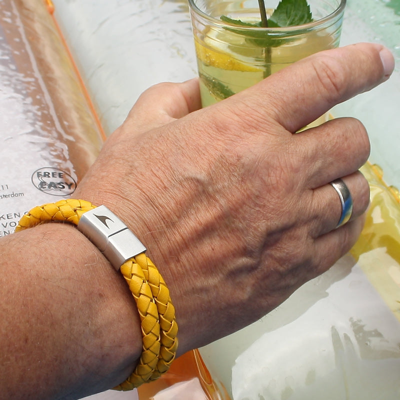 Herren-Leder-Armband-Tarifa-gelb-geflochten-Edelstahlverschluss-getragen-wavepirate-shop-f