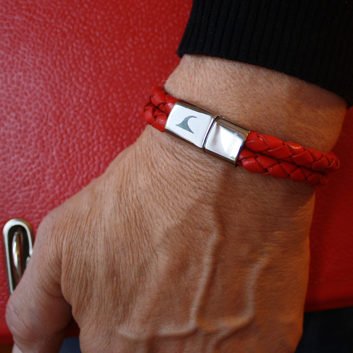 Herren-Leder-Armband-Tarifa-rot-geflochten-Edelstahlverschluss-getragen-wavepirate-shop-f