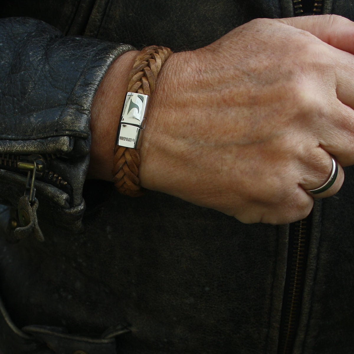 Herren-Leder-Armband-Tarifa-sand-geflochten-flach-Edelstahlverschluss-getragen-wavepirate-shop-f15