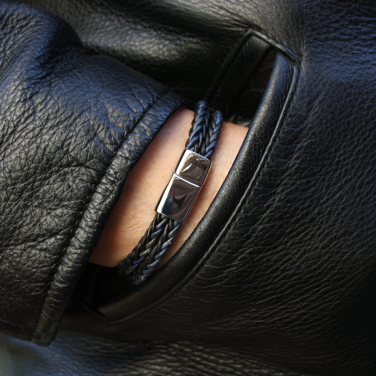 Herren-Leder-Armband-Tarifa-schwarz-blau-geflochten-Edelstahlverschluss-getragen-wavepirate-shop-z8