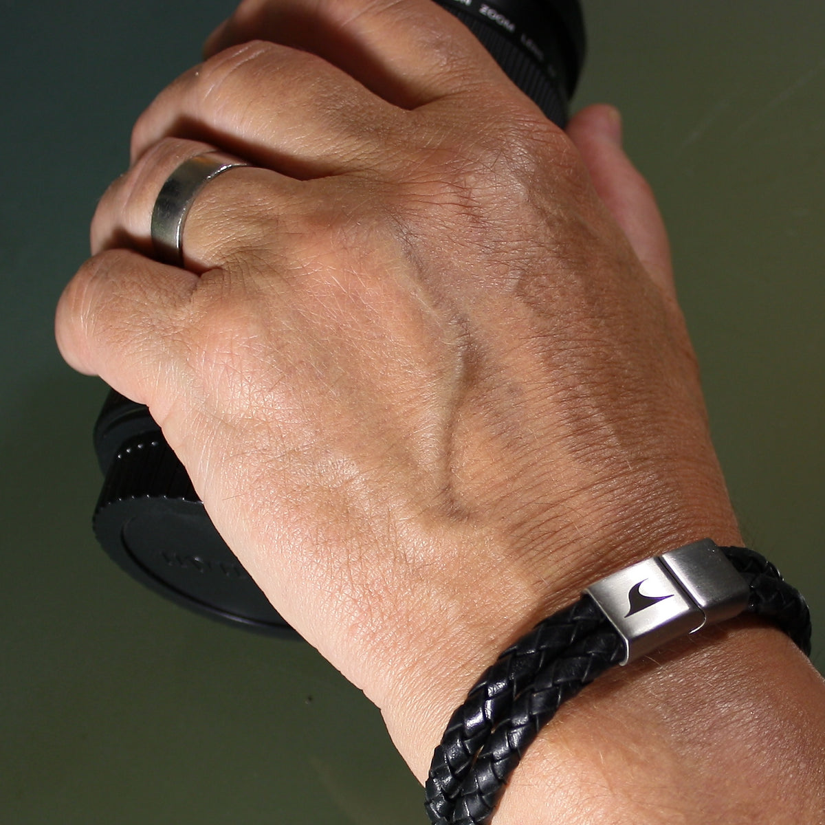 Herren-Leder-Armband-Tarifa-schwarz-geflochten-Edelstahlverschluss-getragen-wavepirate-shop-f