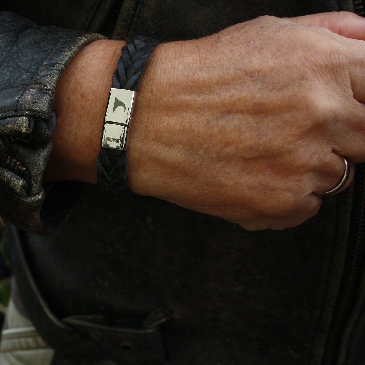 Herren-Leder-Armband-Tarifa-schwarz-geflochten-flach-Edelstahlverschluss-getragen-wavepirate-shop-f15