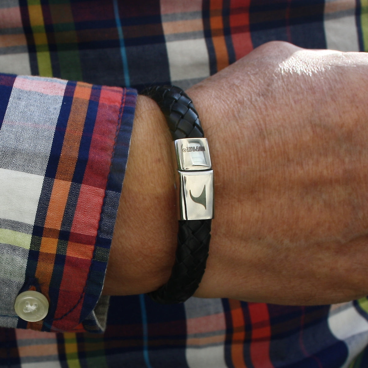 Herren-Leder-Armband-Tarifa-schwarz-geflochten-oval-Edelstahlverschluss-getragen-wavepirate-shop-ov