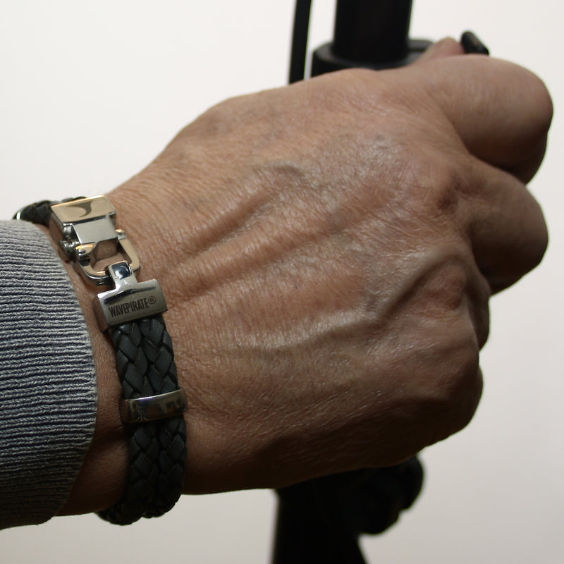 Herren-Leder-Armband-Turn-dunkelgrau-geflochten-Edelstahlverschluss-getragen-wavepirate-shop-f
