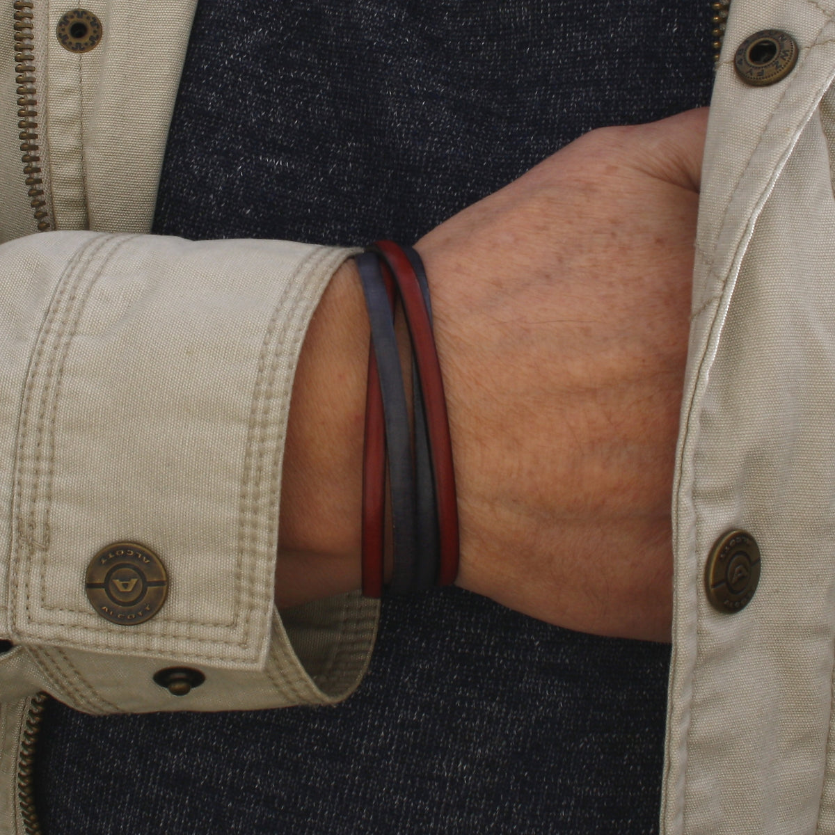 Herren-Leder-Armband-Twist-grau-mahagoni-flach-Edelstahlverschluss-getragen-wavepirate-shop-1