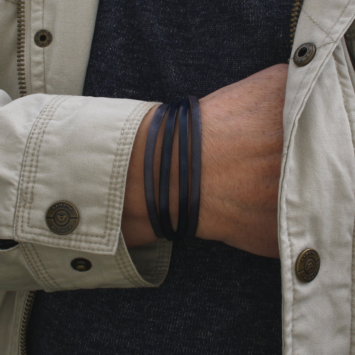 Herren-Leder-Armband-Twist-grau-navy-flach-Edelstahlverschluss-getragen-wavepirate-shop-1