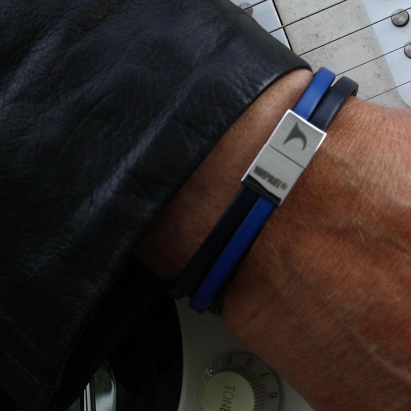 Herren-Leder-Armband-Twist-schwarz-blau-flach-Edelstahlverschluss-getragen-wavepirate-shop