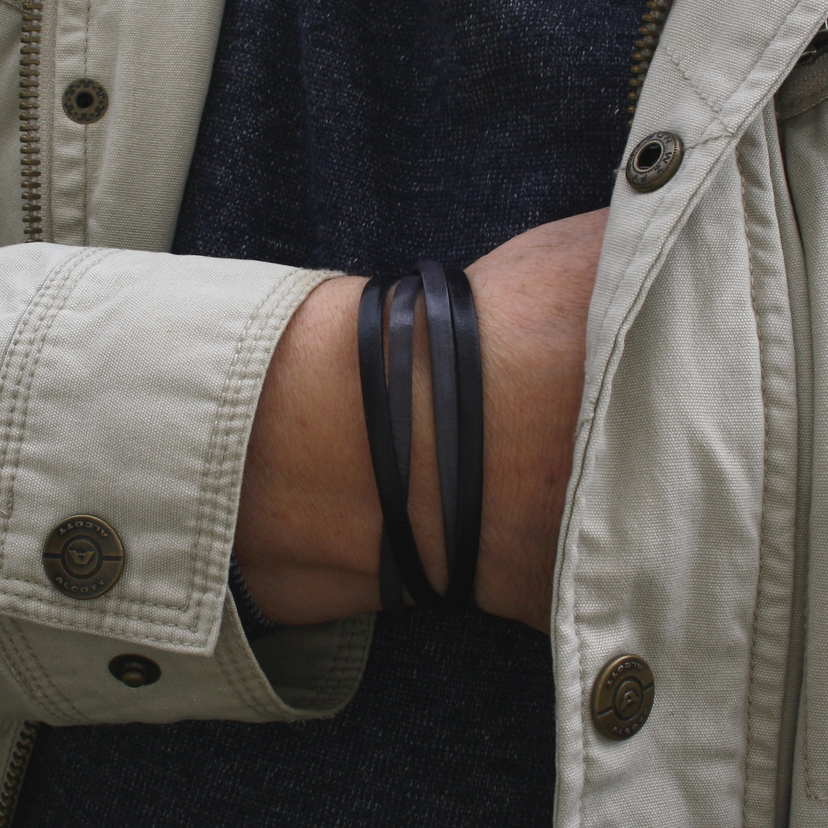 Herren-Leder-Armband-Twist-schwarz-grau-flach-Edelstahlverschluss-getragen-wavepirate-shop-1