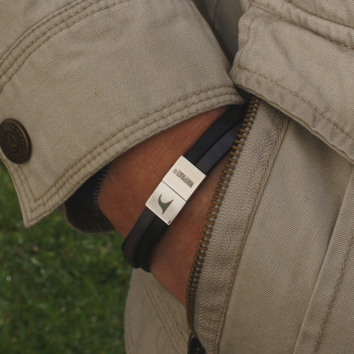 Herren-Leder-Armband-Twist-schwarz-grau-flach-Edelstahlverschluss-getragen-wavepirate-shop