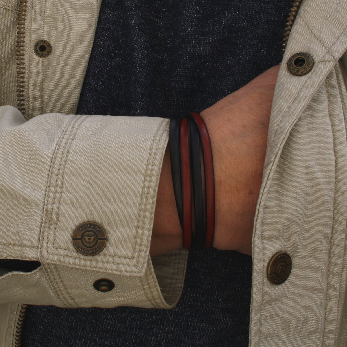 Herren-Leder-Armband-Twist-schwarz-mahagoni-flach-Edelstahlverschluss-getragen-wavepirate-shop-1