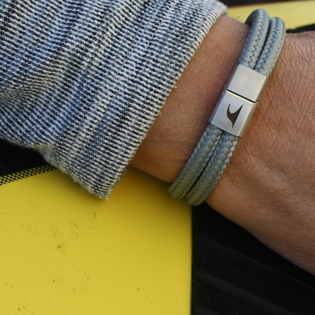 Herren-Segeltau-Armband-Tarifa-grau-geflochten-Edelstahlverschluss-getragen-wavepirate-shop-st
