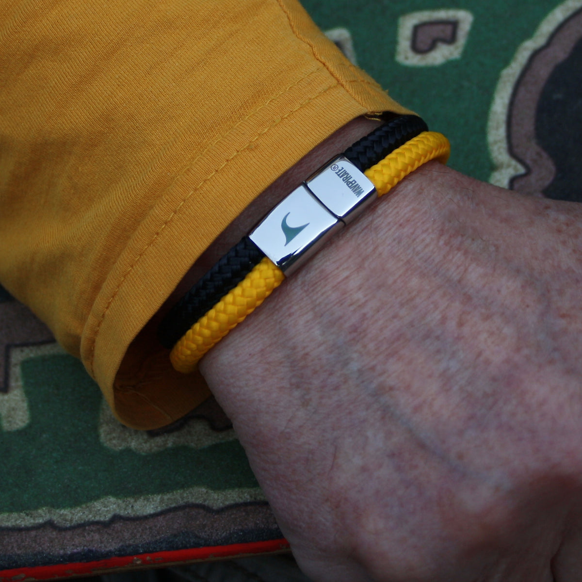 Herren-Segeltau-Armband-Tarifa-schwarz-gelb-geflochten-Edelstahlverschluss-getragen-wavepirate-shop-st