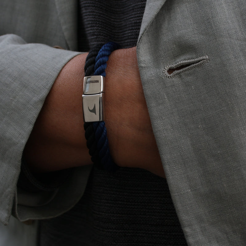 Herren-Segeltau-Armband-Tarifa-schwarz-koenigsblau-geflochten-Kordel-Edelstahlverschluss-getragen-wavepirate-shop-k