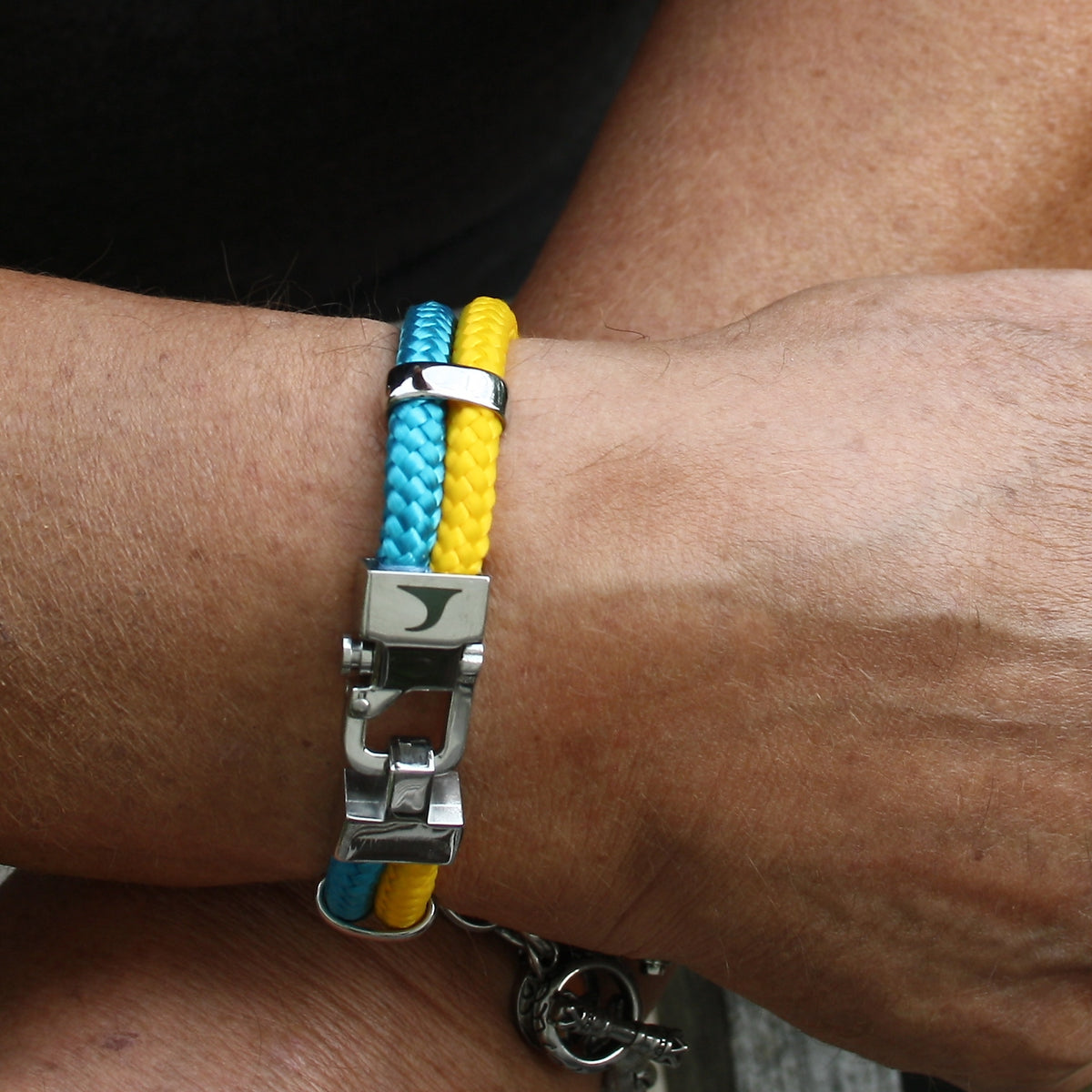 Herren-Segeltau-Armband-Turn-blau-gelb-geflochten-Edelstahlverschluss-getragen-wavepirate-shop-st