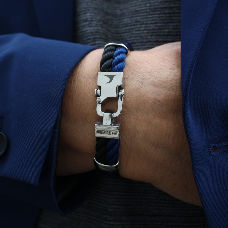 Herren-Segeltau-Armband-Turn-schwarz-koenigsblau-geflochten-Kordel-Edelstahlverschluss-getragen-wavepirate-shop-k