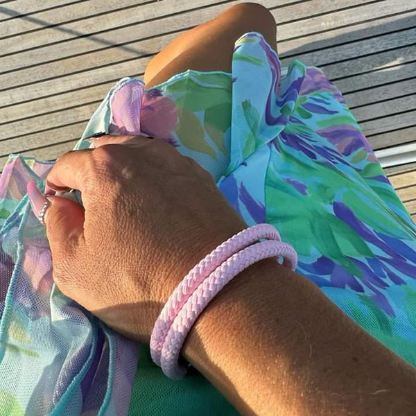 Segeltau-Armband-Damen-Tarifa-rosa-getragen-Edelstahlverschluss-geflochten-wavepirate-shop-st600