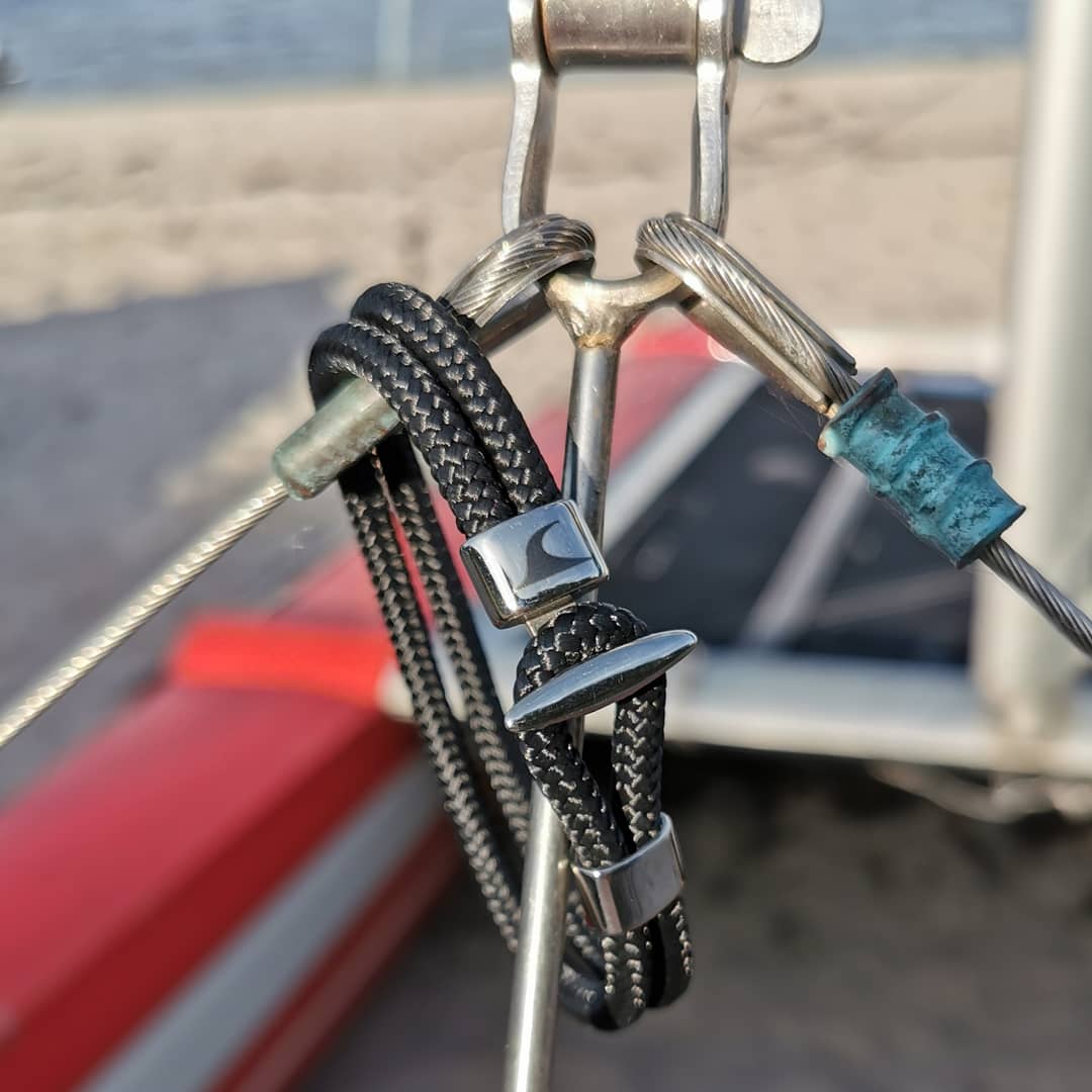 Segeltau-Armband-Herren-Aruba-schwarz-geflochten-Edelstahlverschluss-detail-wavepirate-shop-st