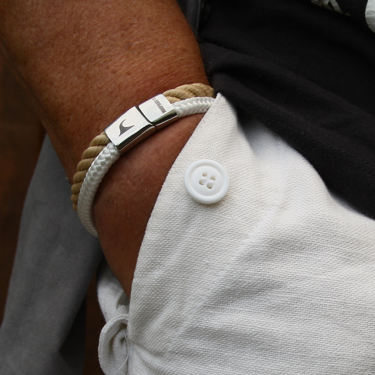 Segeltau-Armband-Herren-Damen-Tarifa-beige-weiss-getragen-Edelstahlverschluss-kordel-geflochten-wavepirate-shop-k