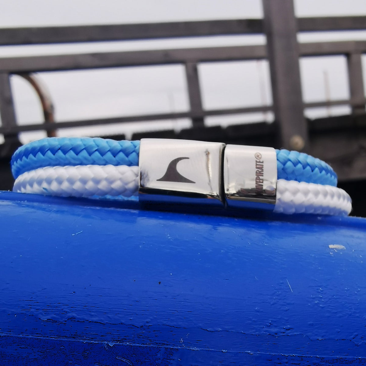 Segeltau-Armband-Herren-Damen-Tarifa-hellblau-weiss-detail-Edelstahlverschluss-geflochten-wavepirate-shop-st