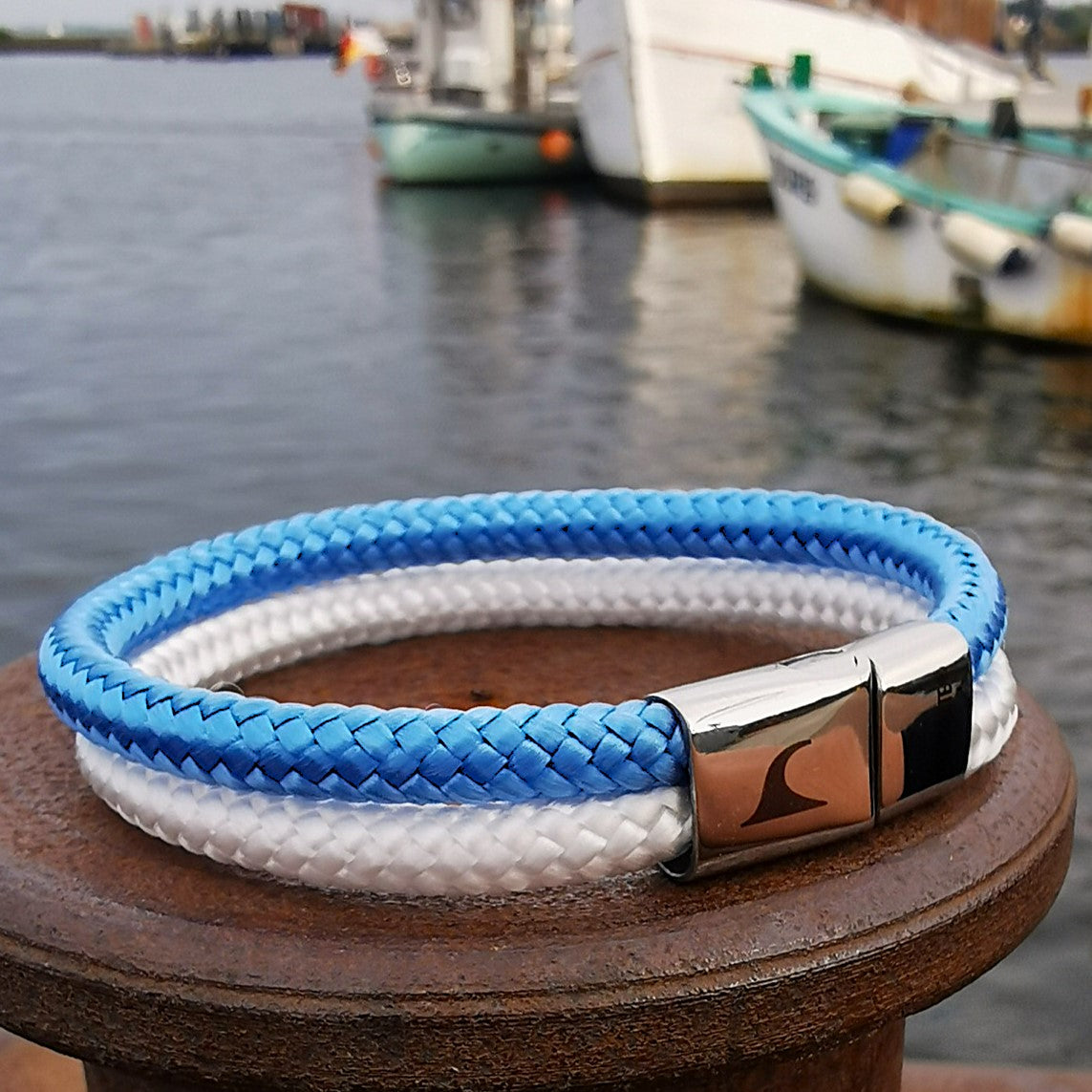 Segeltau-Armband-Herren-Damen-Tarifa-hellblau-weiss-detail1-Edelstahlverschluss-geflochten-wavepirate-shop-st