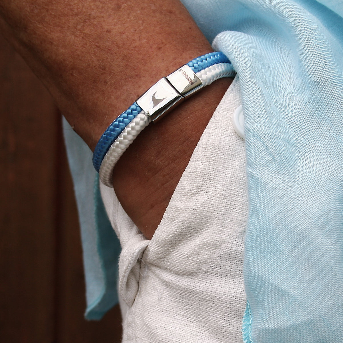 Segeltau-Armband-Herren-Damen-Tarifa-hellblau-weiss-getragen-Edelstahlverschluss-geflochten-wavepirate-shop-st