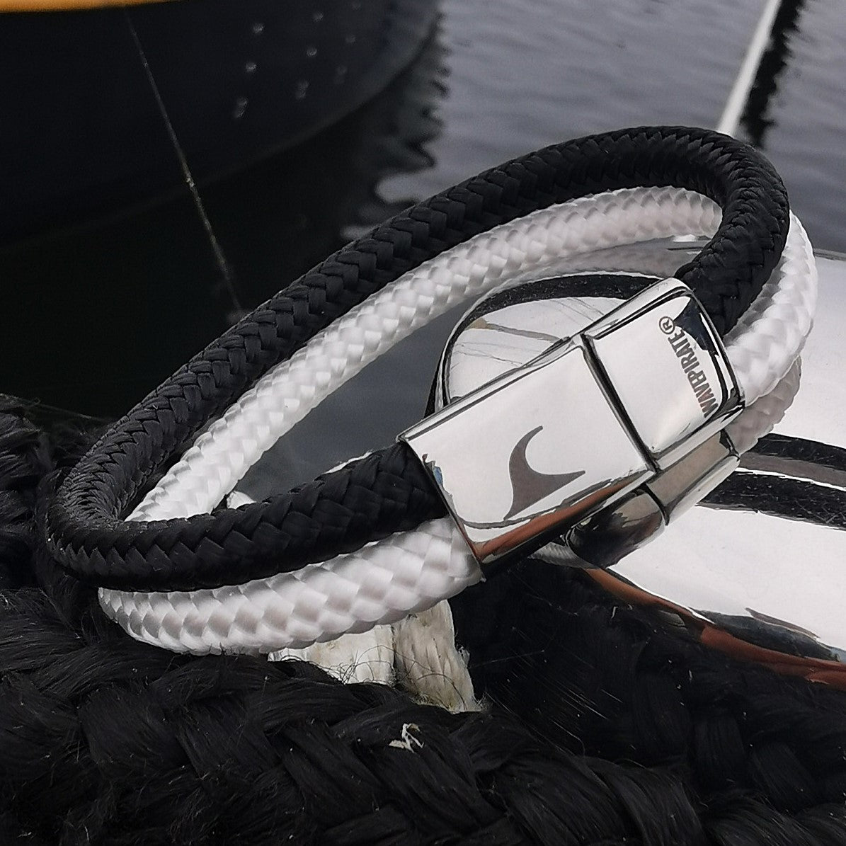 Segeltau-Armband-Herren-Damen-Tarifa-schwarz-weiss-detail1-Edelstahlverschluss-geflochten-wavepirate-shop-st