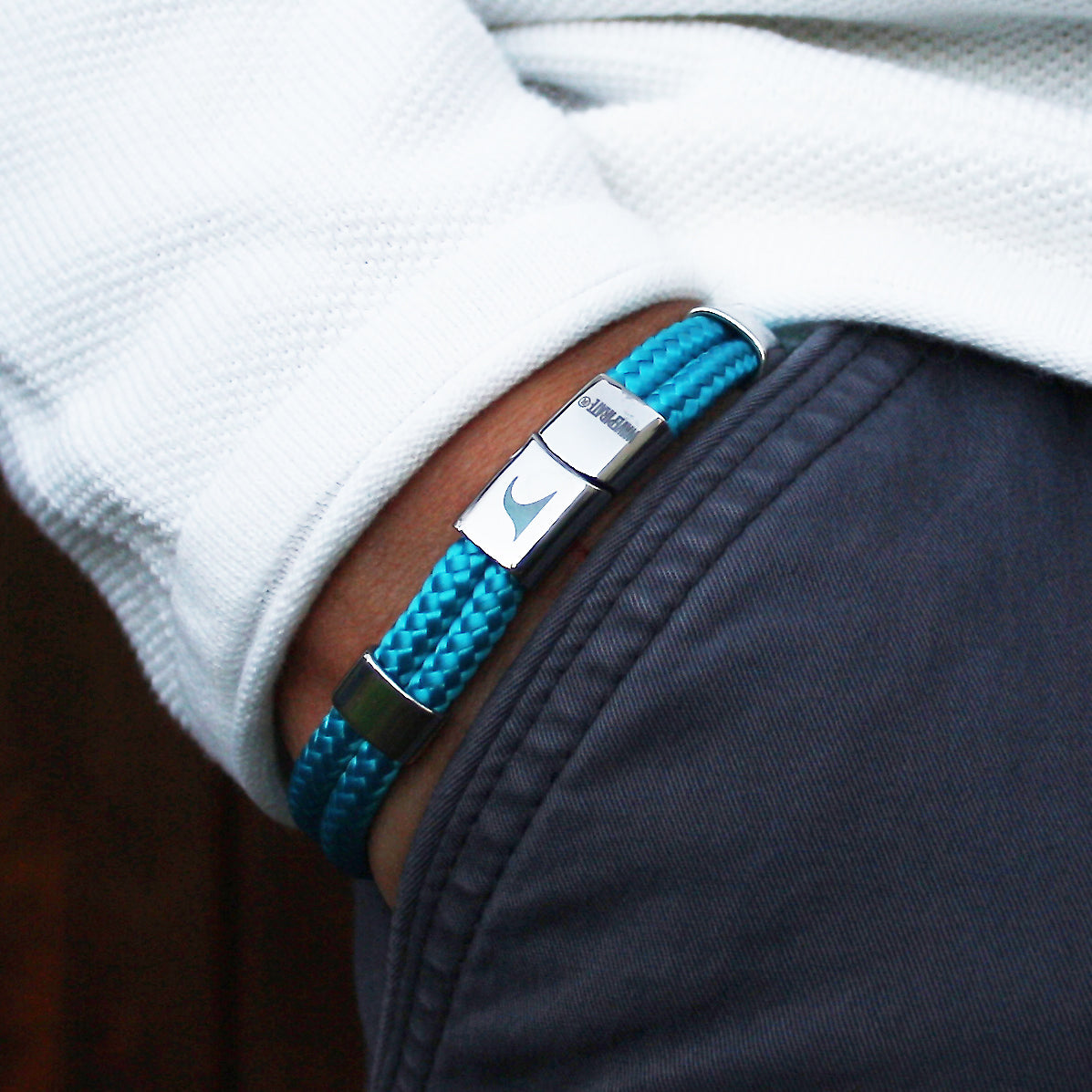 Segeltau-Armband-Herren-Groove-hellblau-geflochten-Edelstahlverschluss-getragen-wavepirate-shop-st