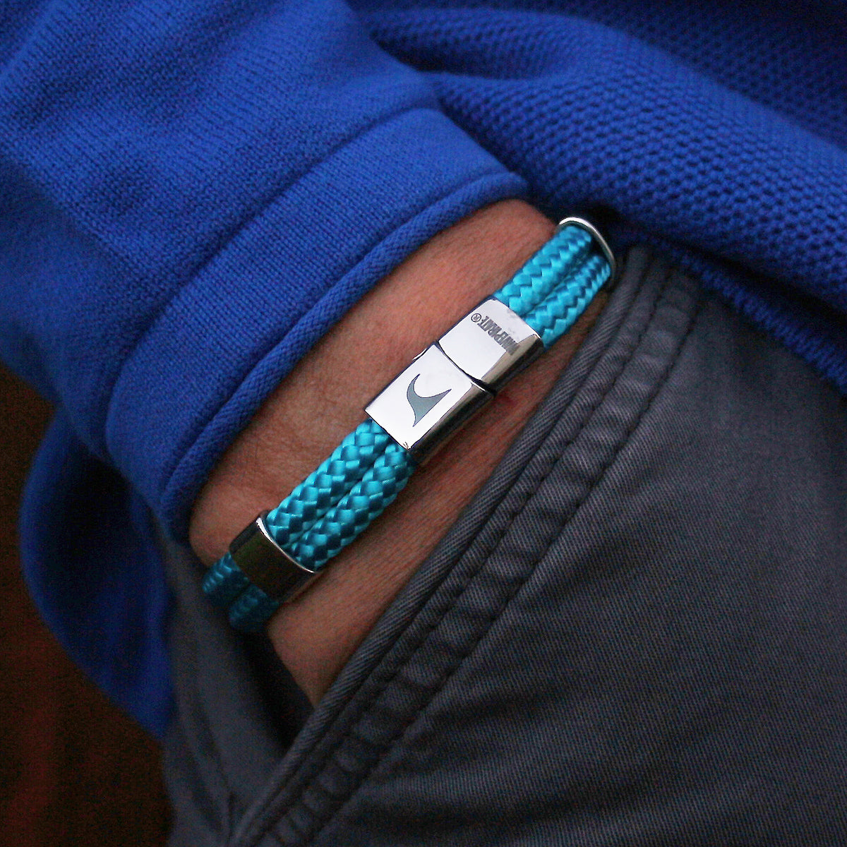 Segeltau-Armband-Herren-Groove-hellblau-geflochten-Edelstahlverschluss-getragen-wavepirate-shop-st2